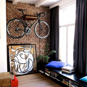Ένα μέρος για ένα ποδήλατο σε ένα διαμέρισμα στούντιο