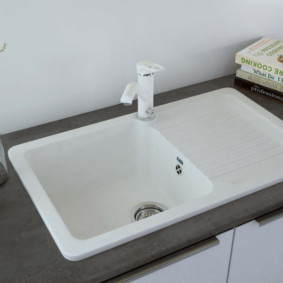 håndvask til køkken lavet af fotoalternativer i kunststen