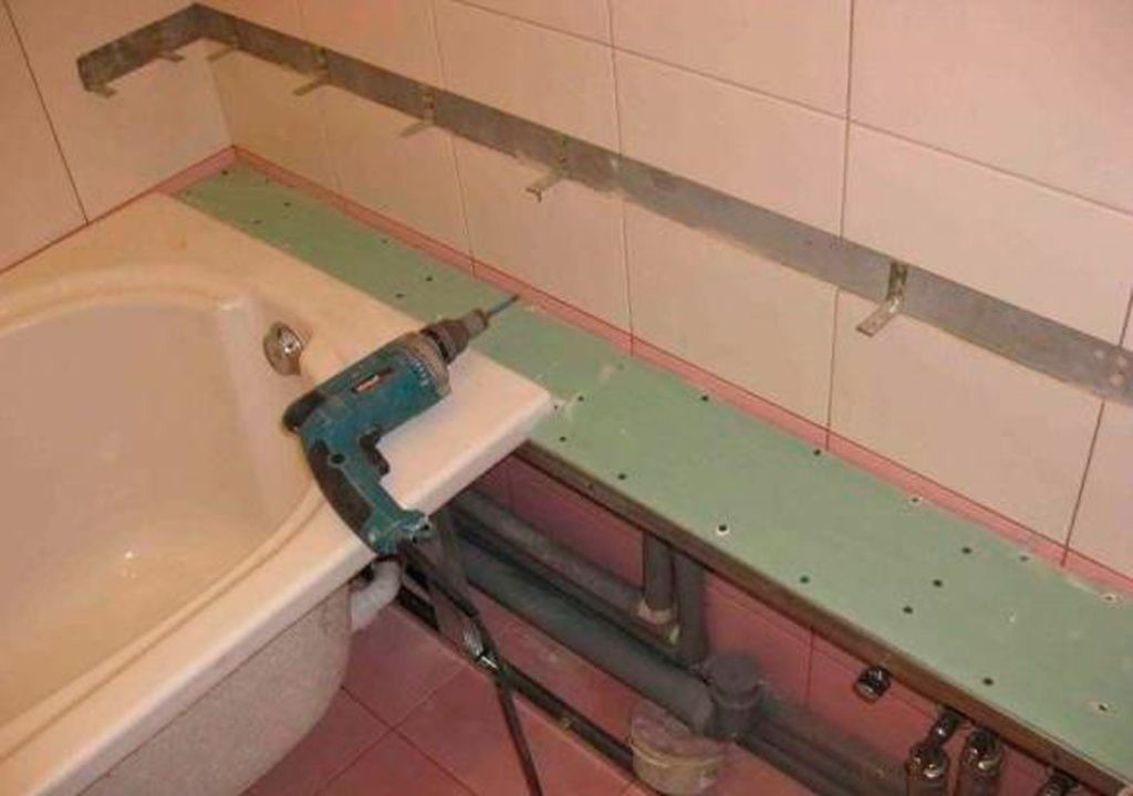 Étagère de cloison sèche à faire soi-même sur des tuyaux dans la salle de bain