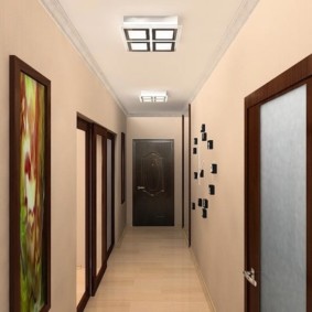 papier peint pour le couloir avec des portes sombres