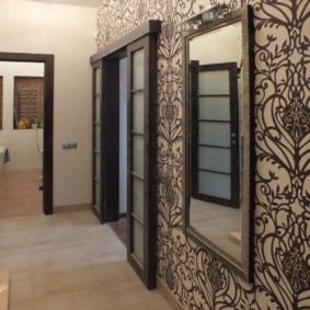 papier peint pour le couloir avec des portes sombres décoration photo