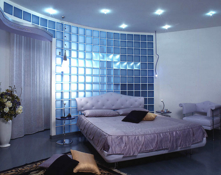 سرير واسع في غرفة النوم مع قسم زجاجي