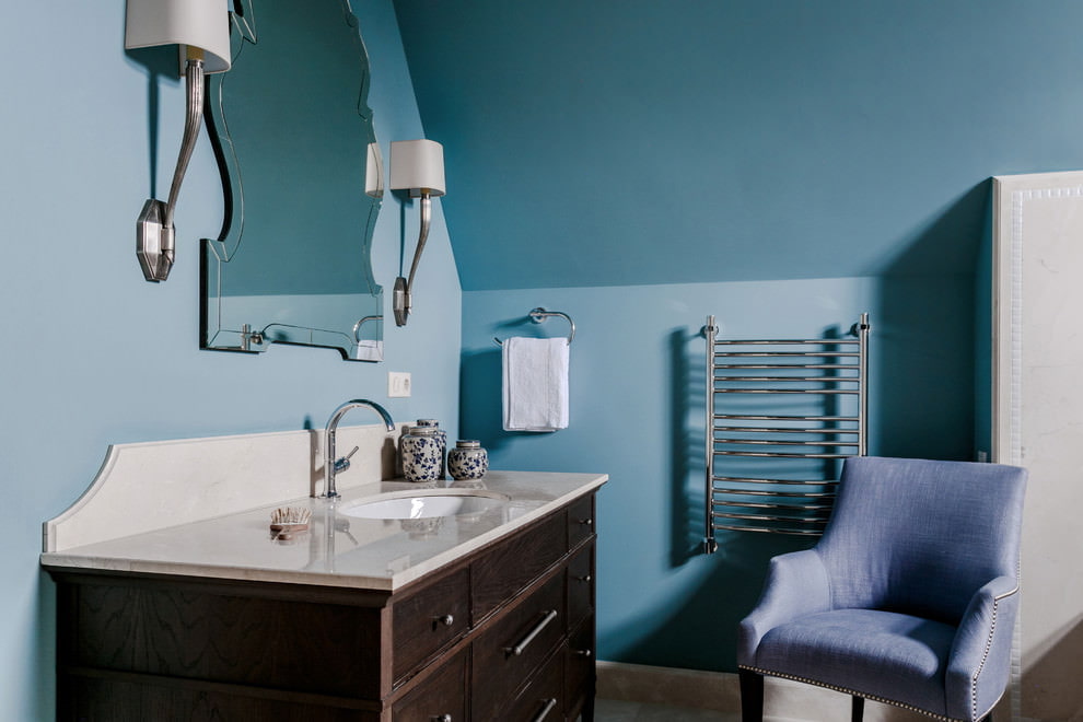 Niebiesko pomalowana łazienka