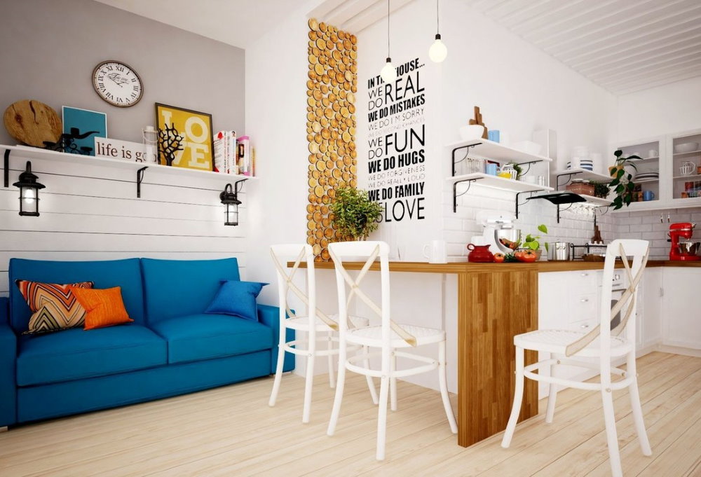 Λευκές ξύλινες καρέκλες σε σκανδιναβικό στιλ διαμέρισμα