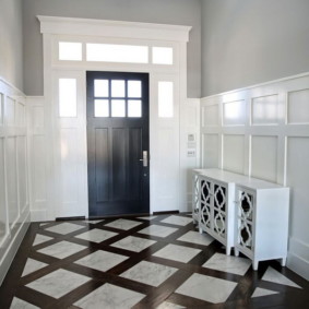 combination of tile and laminate in the hallway design
