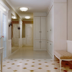 combination of tiles and laminate in the hallway decor