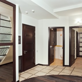 combination of tile and laminate in the hallway photo decor