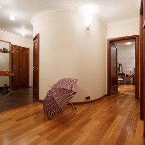 combination of tiles and laminate in the hallway interior