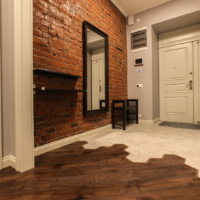 combination of tiles and laminate in the hallway