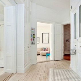 combination of tiles and laminate in the hallway options