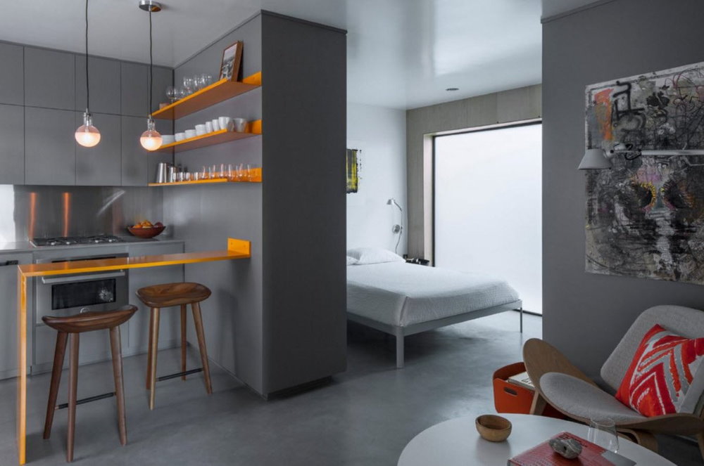 Paredes grises en un apartamento tipo estudio minimalista.