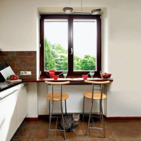 השיש במקום אדן החלון בסוגי התמונות של המטבח