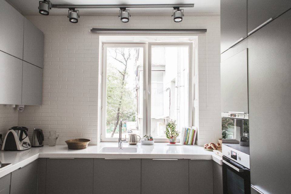 השיש במקום אדן החלון ברעיונות לעיצוב המטבח