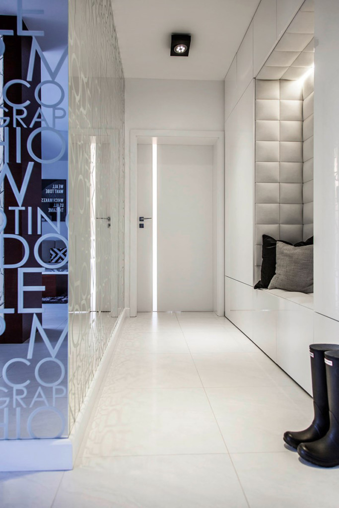 Lighting a narrow corridor with a niche in the wall
