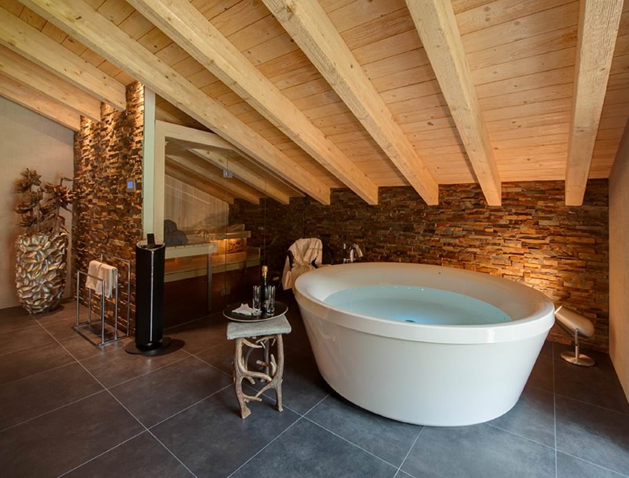 Tavan de baie cu mansardă din lemn