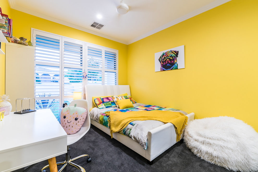 חדר שינה צהוב