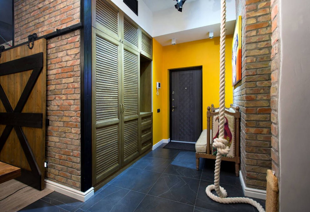 דלת שחורה בקיר הצהוב של המסדרון