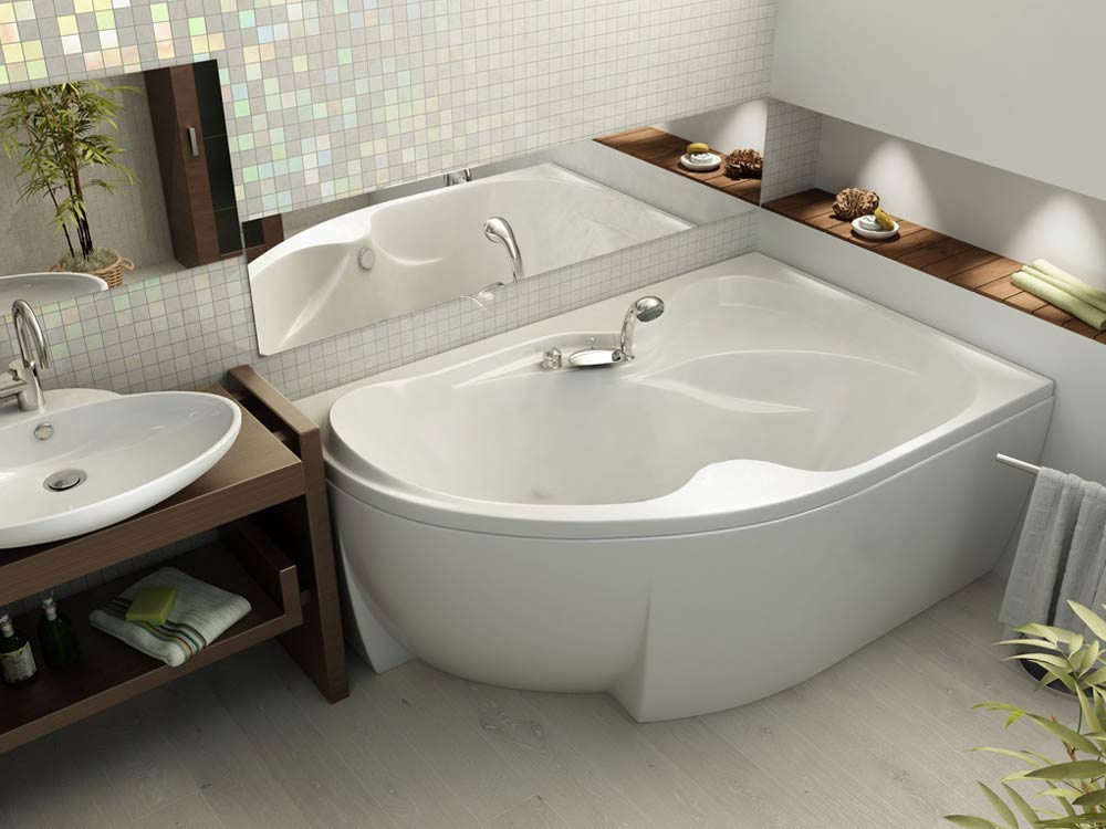 Asymmetric bathtub in a room with niches in the wall