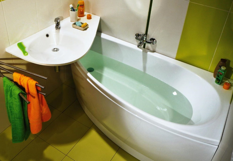 Asymmetric corner bathtub