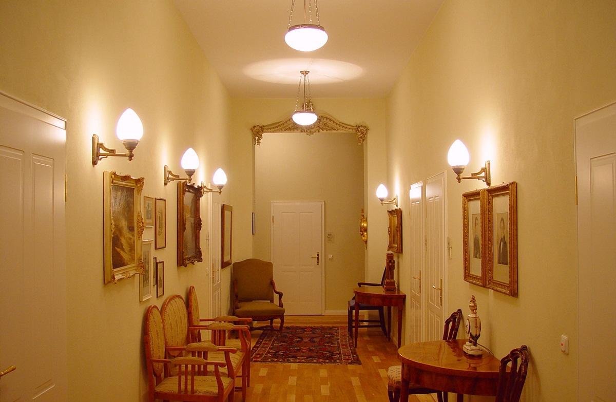 đèn treo tường trong hành lang