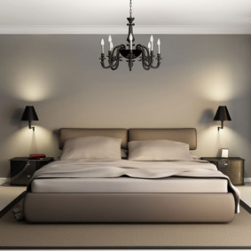 الشمعدان في غرفة النوم على الصورة تصميم السرير
