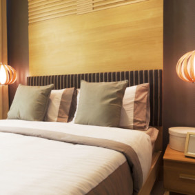 đèn treo tường trong phòng ngủ trên ý tưởng trang trí giường