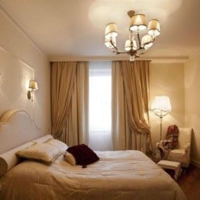 الشمعدان في غرفة النوم على ديكور الصورة السرير