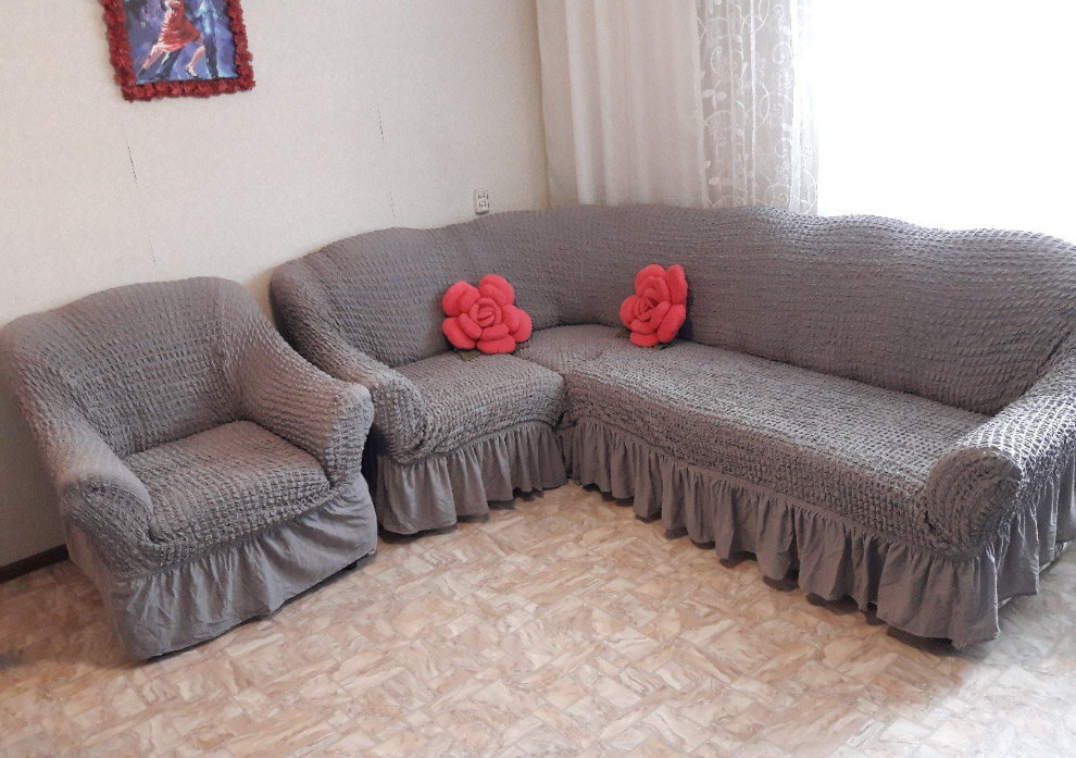 Cubiertas grises en un sofá de esquina