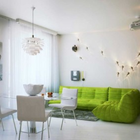 أريكة خضراء في غرفة معيشة كبيرة