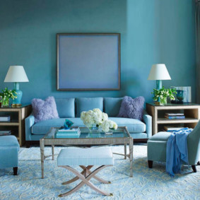 منطقة صالة الجلوس مع جدران زرقاء