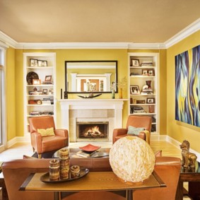 جدران صفراء للغرفة مع أثاث منجد
