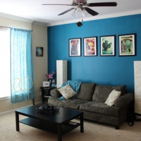 أريكة رمادية على طول الجدار الأزرق