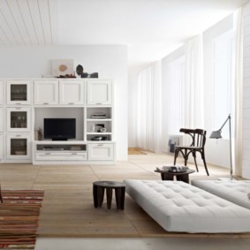 Fehér függöny egy tágas nappaliban