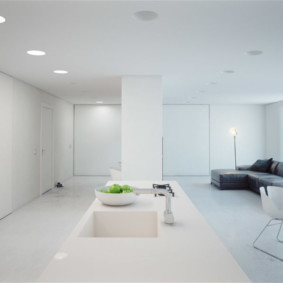 Interiorul camerei albe în stil minimalist
