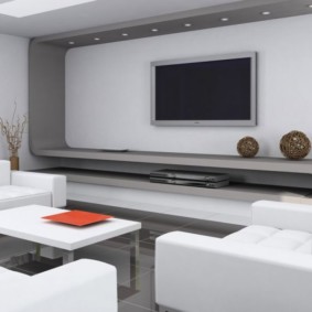 Hi-tech v interiéri bielej obývačky