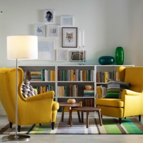 Muebles amarillos en una habitación luminosa.