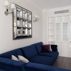 Sofá azul escuro em uma confortável sala de estar