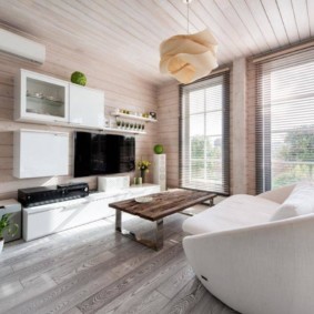 Soffitto in legno di un soggiorno in una casa privata