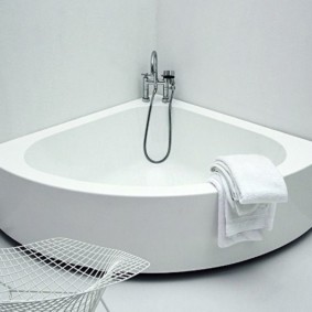 Corner bathtub with low sides