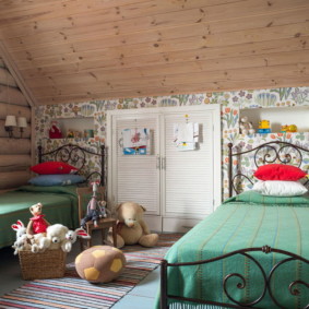 כיסויי מיטה ירוקים על מיטות מתכת