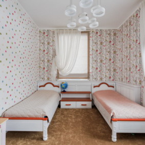חדר שינה קטן עם בנות תאומות