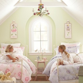 ילדים מאושרים בחדר השינה שלהם