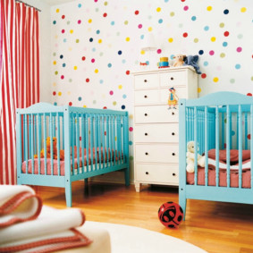 מיטת תינוק לתינוקות בחדר ילדים לשניים
