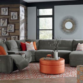 Conjunt de mobles entapissats de color gris