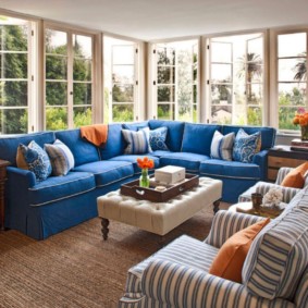 Canapé bleu sur une terrasse vitrée