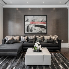 Mur gris dans un salon de style moderne