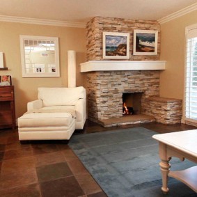 Chambre confortable avec cheminée d'angle