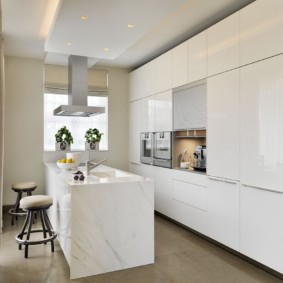Fehér bútorok egy világos konyhában
