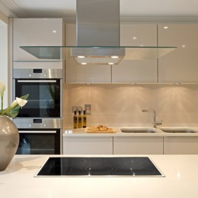Fotoattēls ar modernu virtuvi dzīvoklī