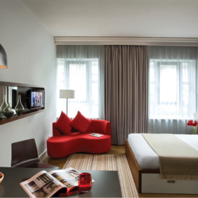 Canapea roșie în dormitor